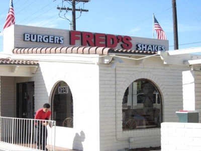freds-burgers-outside