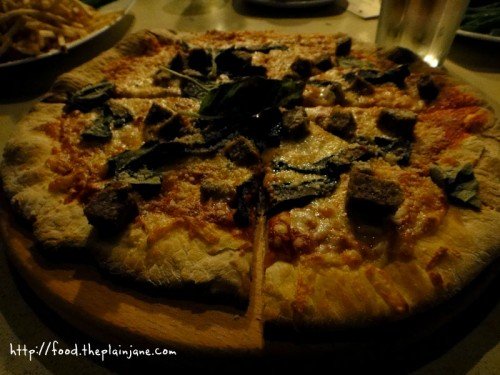 garlic-sausage-portabello-pizza