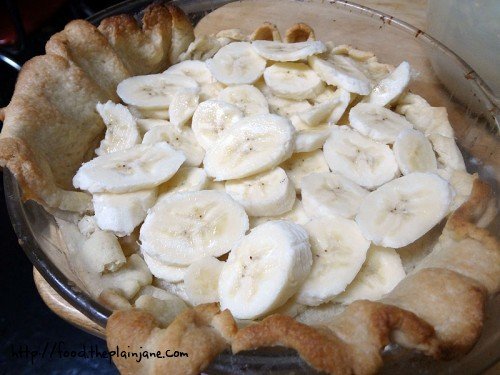 banana-slices-go-into-the-pie