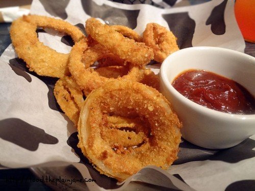 onion-rings-with-bbq-sauce