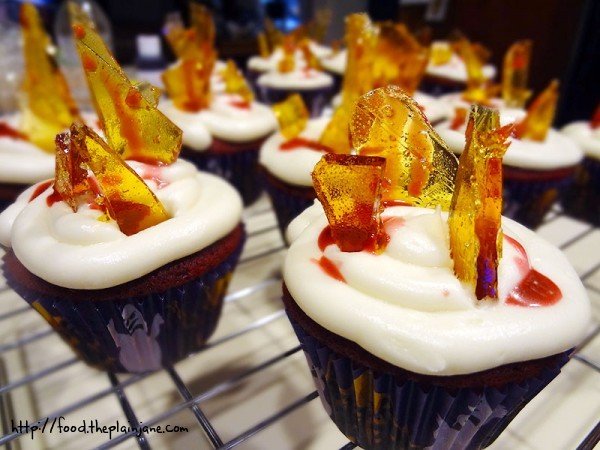 bleeding-stabbed-glass-red-velvet-cupcakes