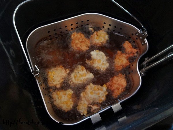 corn-fritters-turning-over