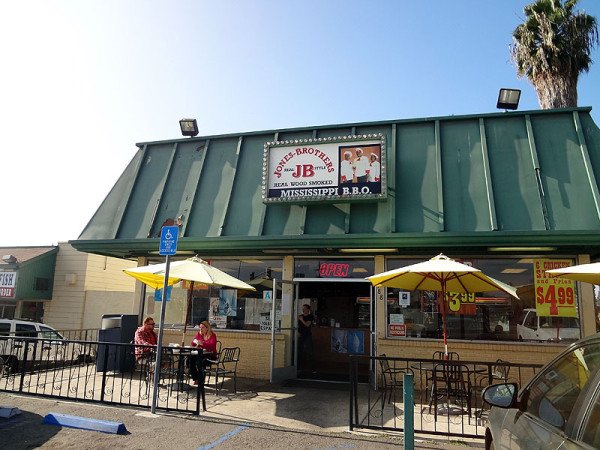 jones-brothers-bbq-exterior