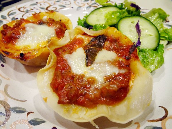 lasagna-muffins-with-salad