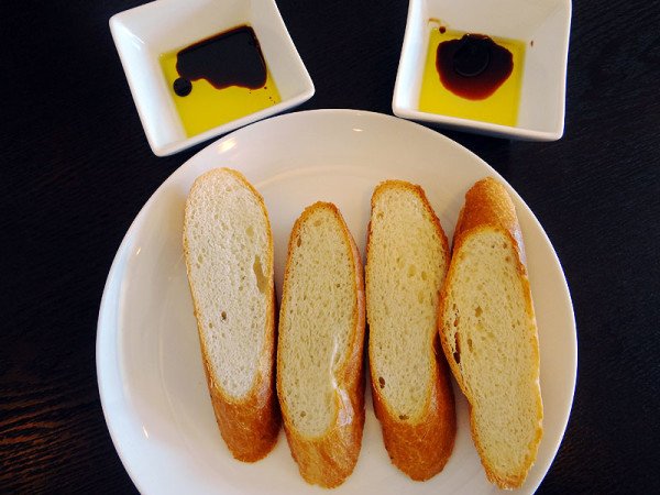 bread-olive-oil-appetizer