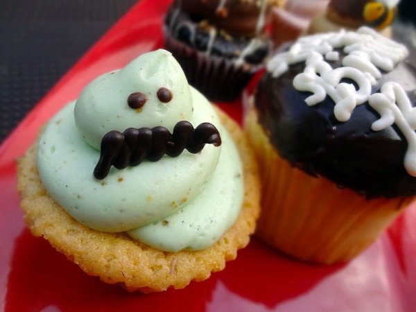 pistachio-mustachio-cupcake