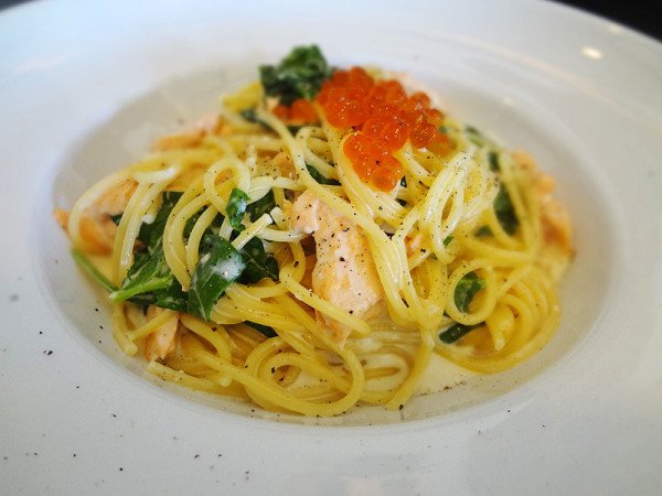 salmon-salmon-roe-spinach-cream-sauce-pasta