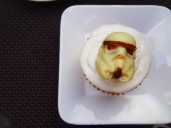 stormtrooper-anniversary-cupcakes