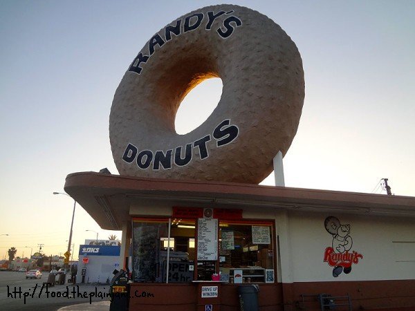 randys-donuts-signage
