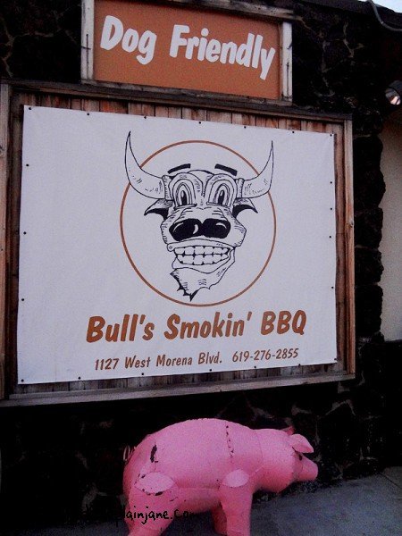 bulls-smokin-bbq-outside-sign