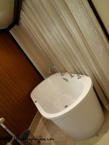 large-standalone-tub