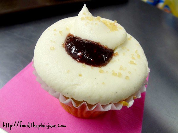 hidden-raspberry-vegan-cupcake