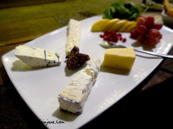 gourmet-cheese-plate-fruits