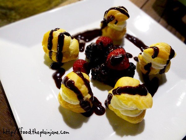 profiteroles-berries-warm-chocolate-sauce