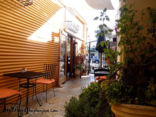 alleyway-outside-seating