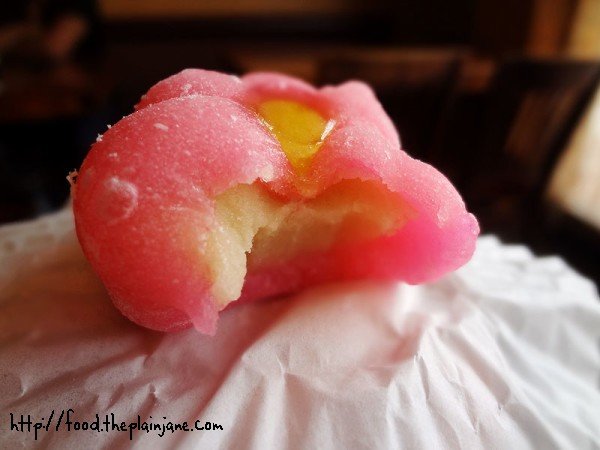 flower-shaped-white-bean-filled-mochi