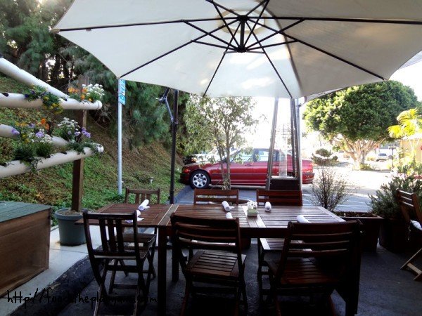 outer-patio-lockwood-table-cafe