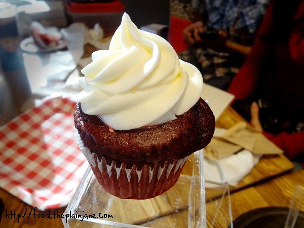 sweet-sisters-red-velvet-cupcake