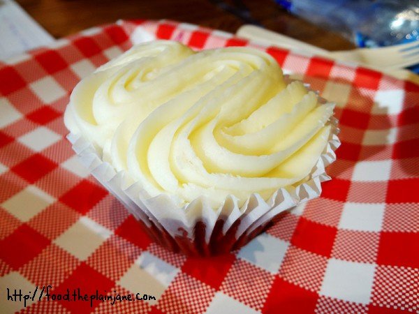 yummy-cupcakes-white-frosting