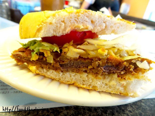 bistec-empanizado-sandwich-sideview