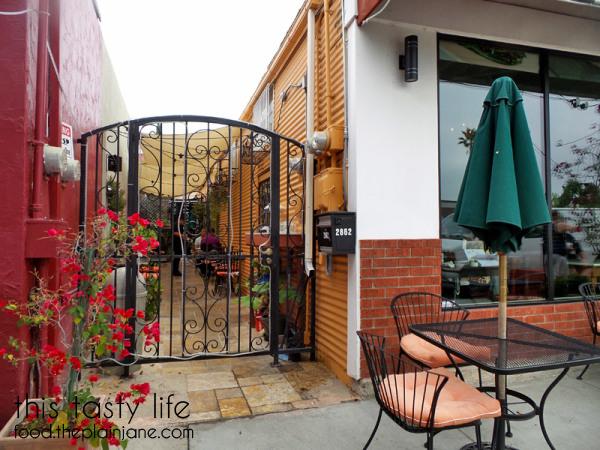 Outdoor Dining in the Alley at Hanna's Gourmet / San Diego, CA