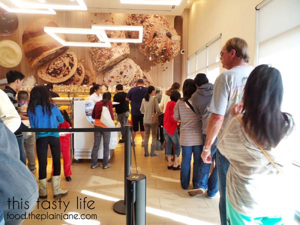 Line to get a tray at 85c Bakery San Diego | This Tasty Life