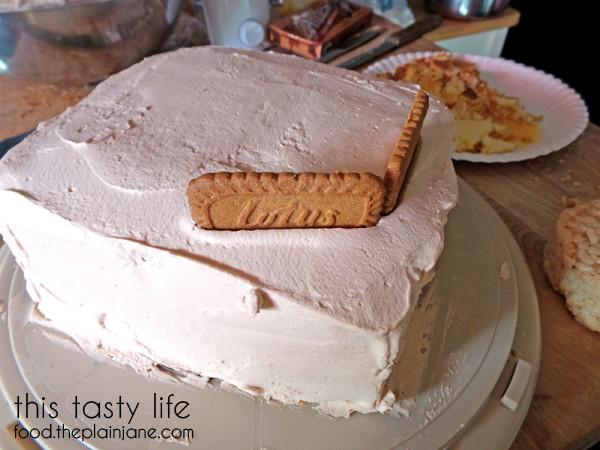 building-the-walls-attack-on-titan-cake