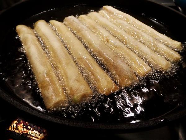 lumpia-getting-fried