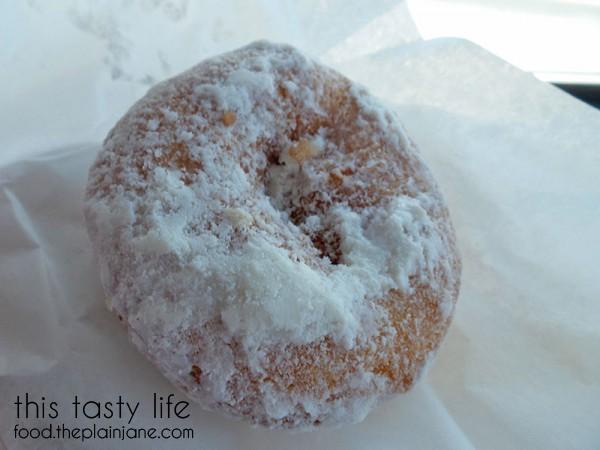 powdered-donut-the-jelly-donut
