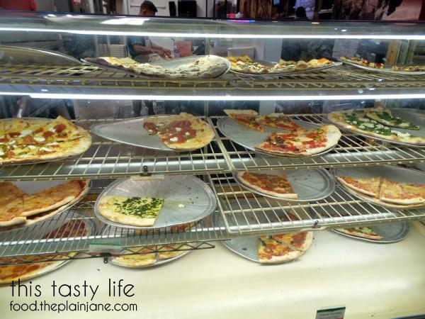 landinis-pizza-counter