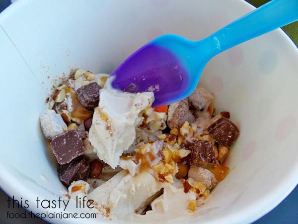 Color changing spoons at Bailey's Frozen Yogurt | Escondido, CA - This Tasty Life
