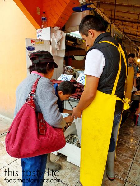 ensenada-fish-market-mom-buying-clams