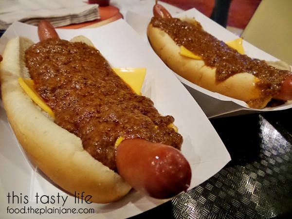 pinks-chili-dogs