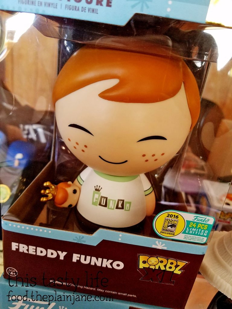 freddy-holding-a-freddy-pop-dorbz-xl