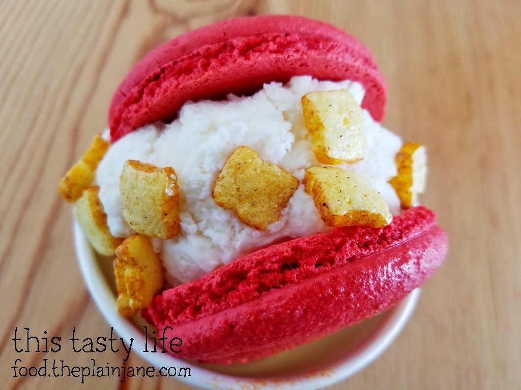 red-velvet-macaron
