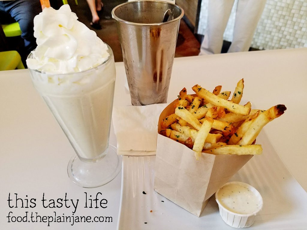 burger-lounge-free-birthday-shake